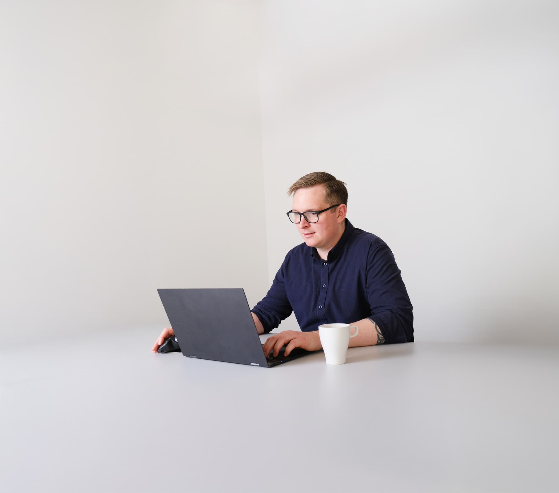 Esben arbejder ved sit skrivebord